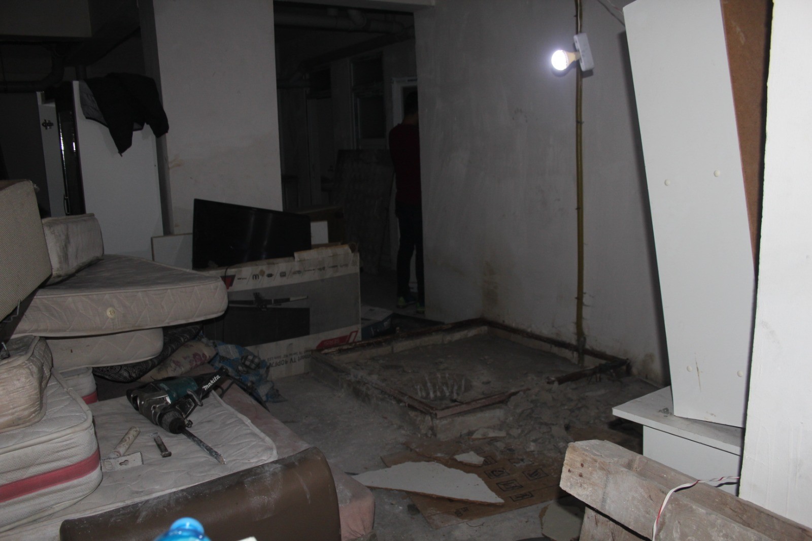 Kayınvalidesini öldürüp üzerine beton döktü