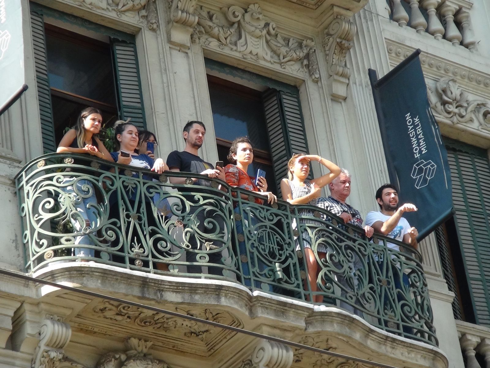 İstiklal Caddesi'nde itfaiyeden sansar operasyonu