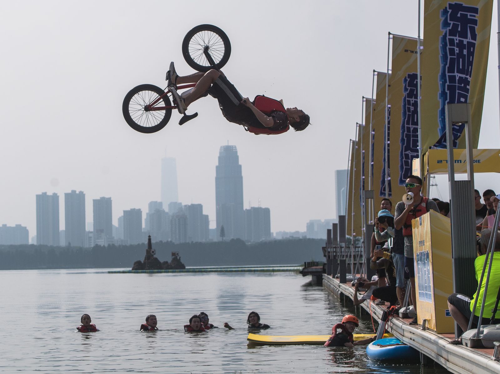 Wuhan'da koronavirüse rağmen Bisikletle Göle Atlama Festivali’ne büyük ilgi