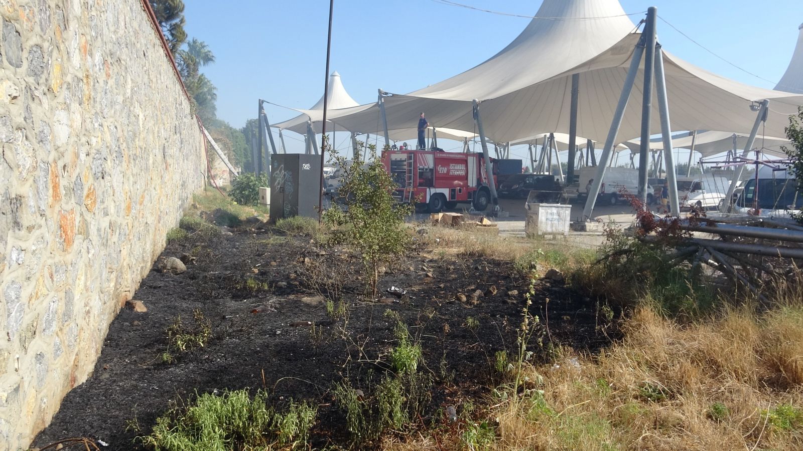 Pendik’te yangını söndürmek için pazarcılar seferber oldu