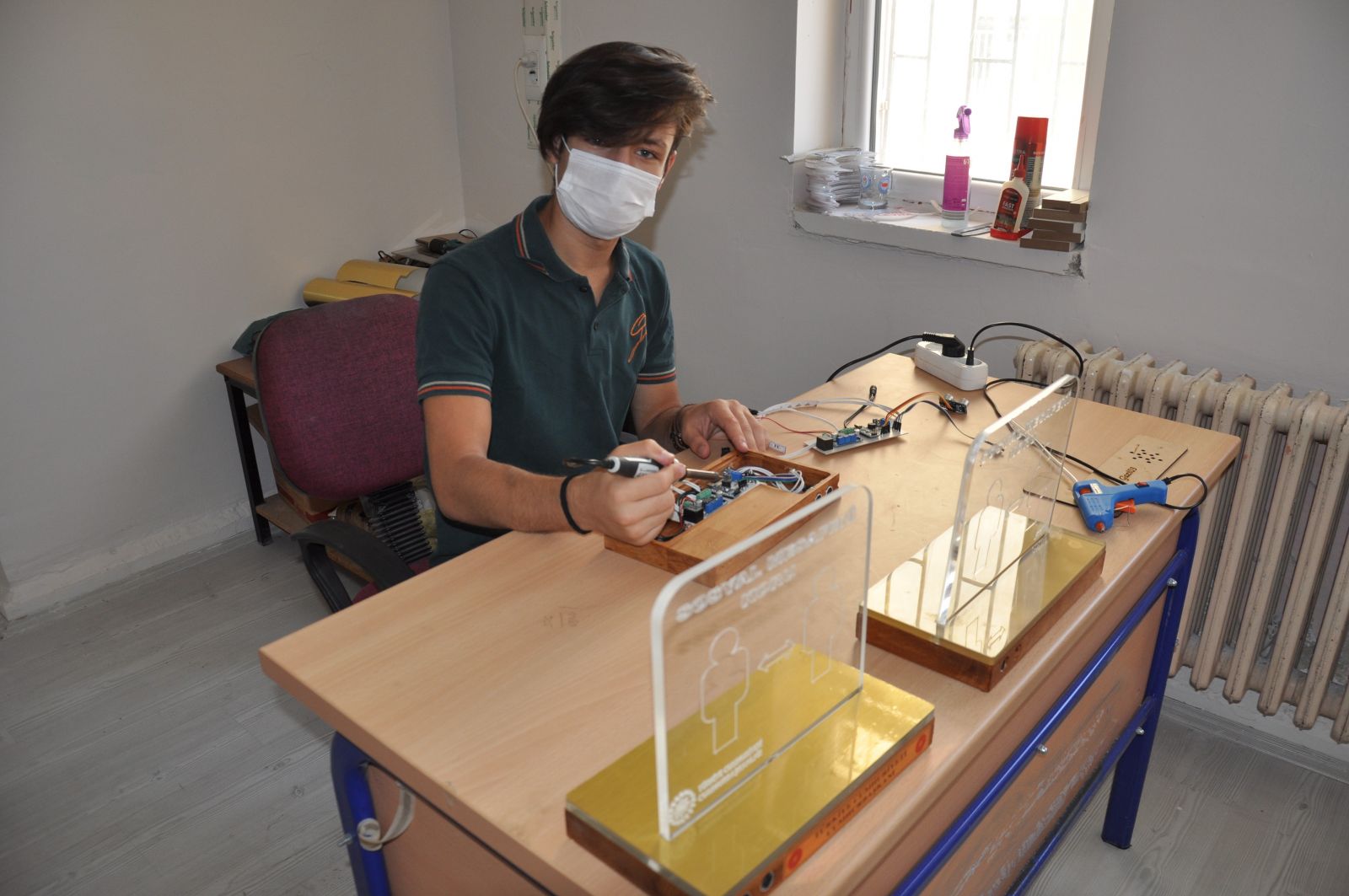 Öğrenciler yaptıkları sosyal mesafe cihazını Cumhurbaşkanı Erdoğan'a hediye edecek