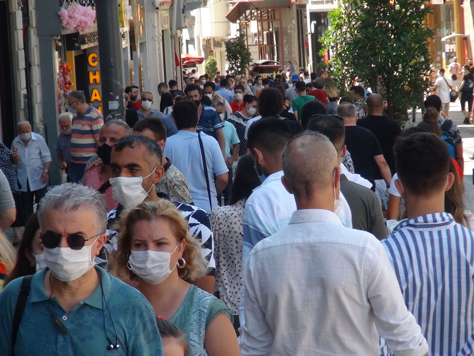 Taksim’de sıcaktan bunalan vatandaşlar gölgede serinledi