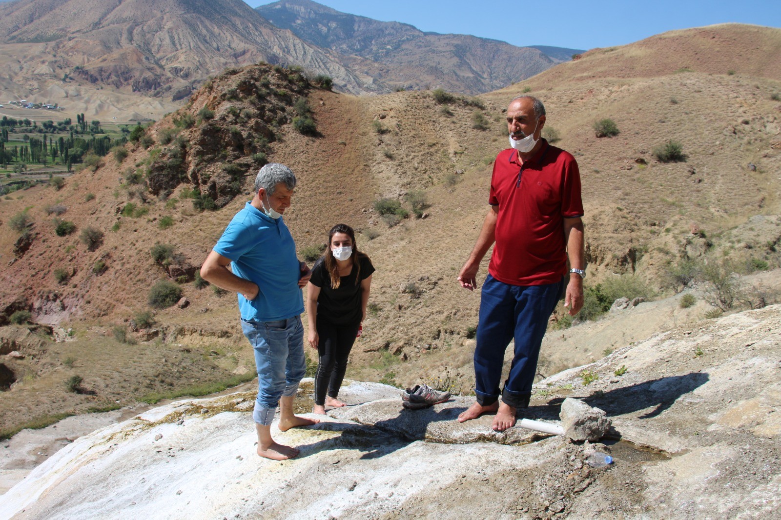 Travertenler, görsel güzelliğinin yanı sıra suyunun şifalı olduğuna inanlar tarafından ilgi görüyor