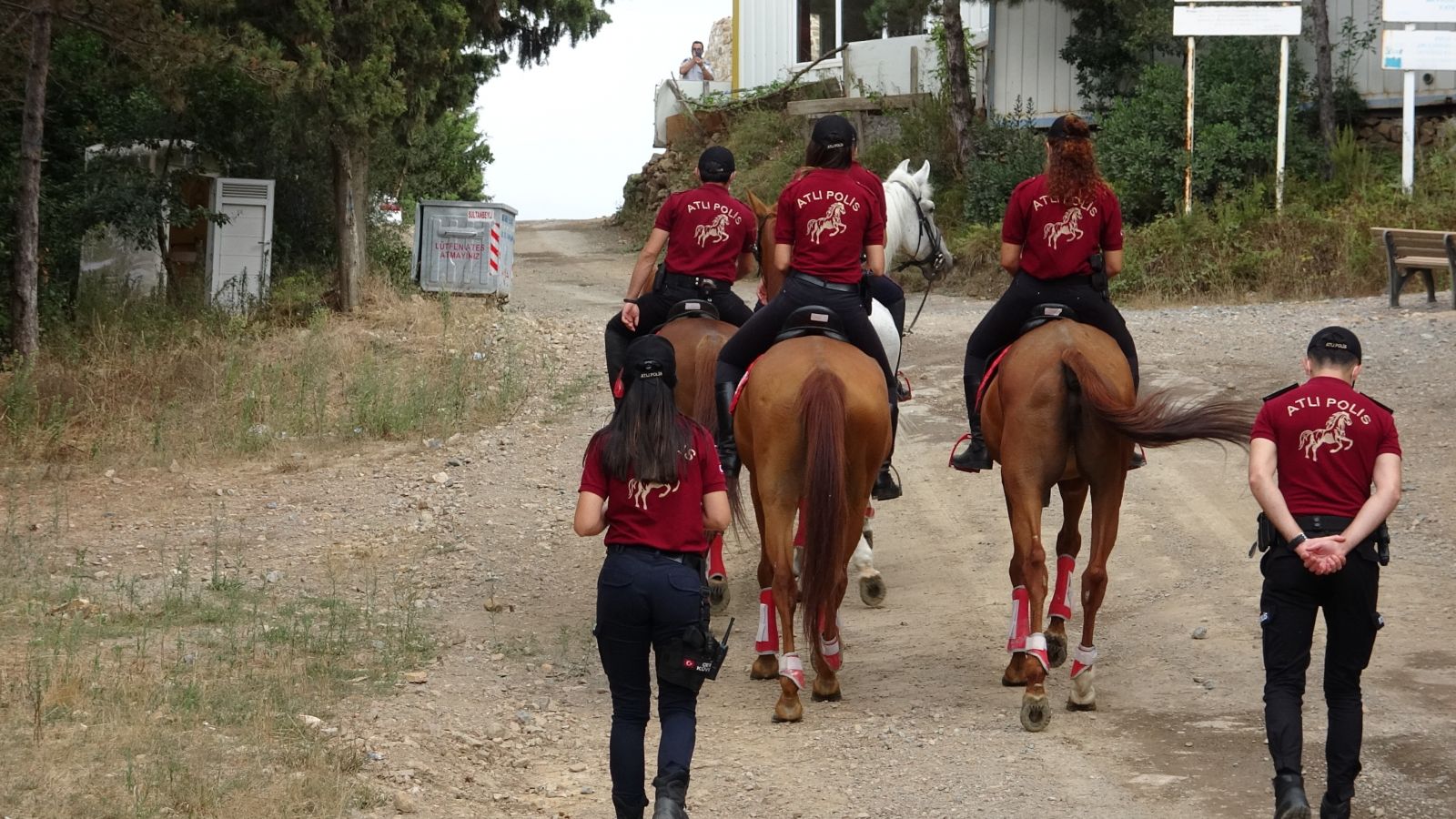 Aydos Ormanı'nda atlı polis ve drone destekli Covid-19 denetimi Aydos Ormanı'nda atlı polis ve drone destekli Covid-19 denetimi