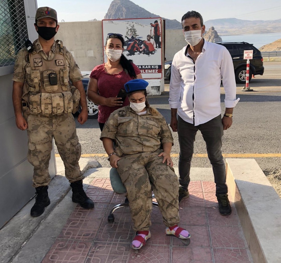 Rojda’nın asker üniforması giyme hayalini Mehmetçik gerçekleştirdi Rojda’nın asker üniforması giyme hayalini Mehmetçik gerçekleştirdi