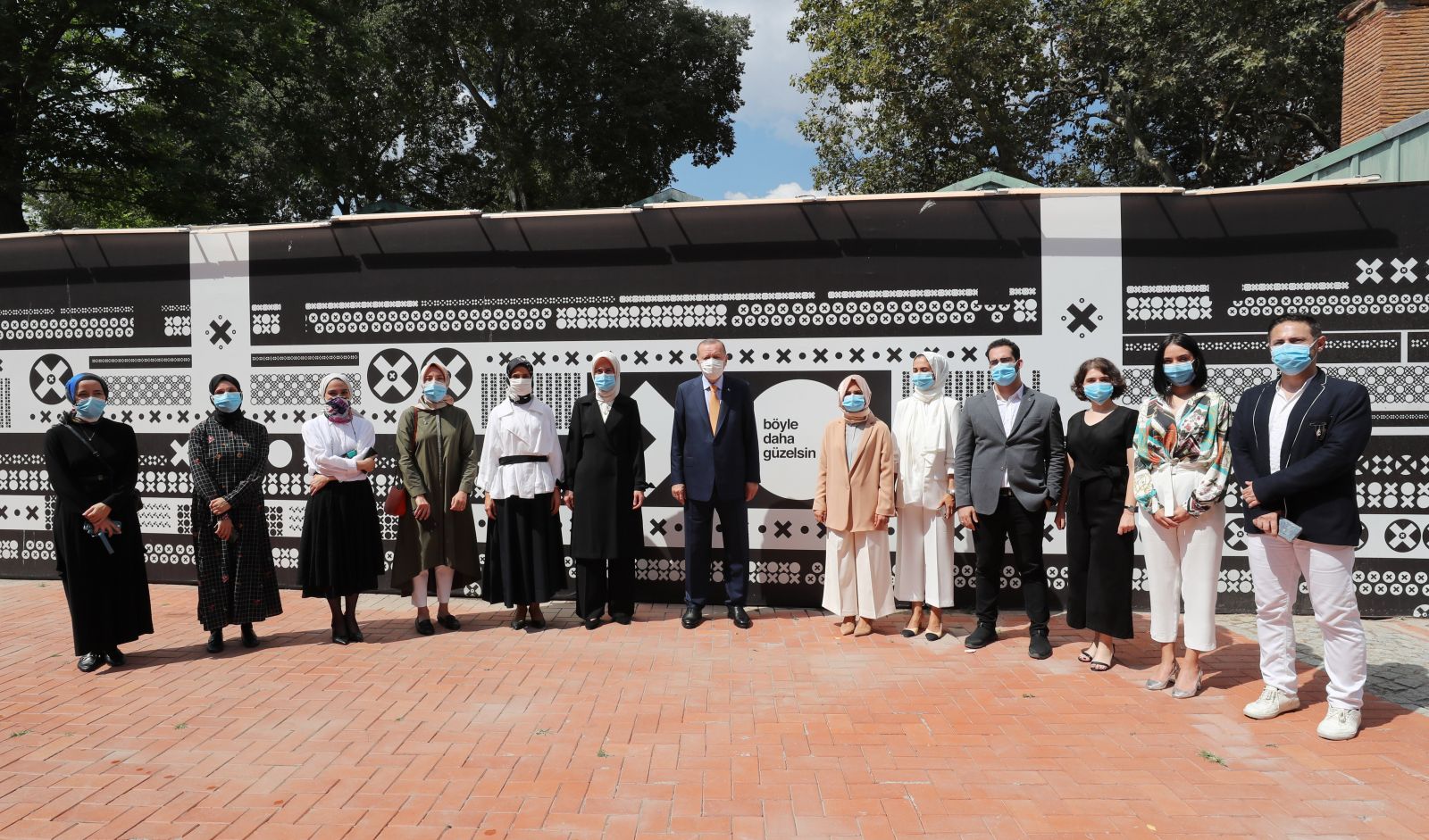 Cumhurbaşkanı Erdoğan 'Böyle Daha Güzelsin' sergisini gezdi