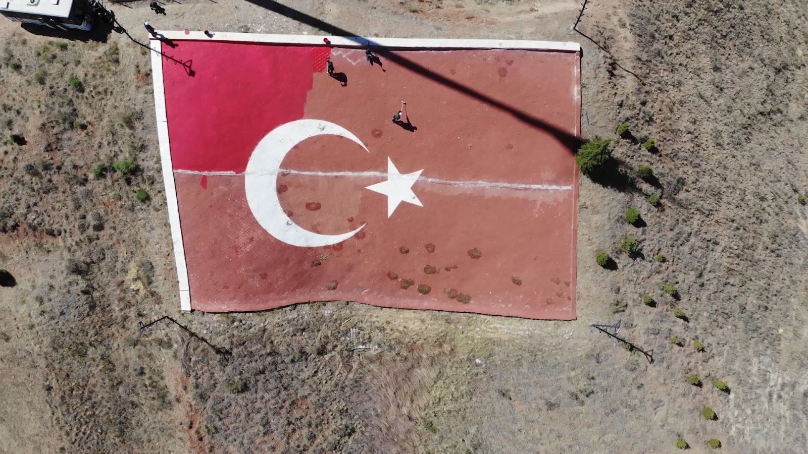 43 ilin geçiş noktasında yer alıyor, 600 metrekarelik Türk bayrağı bakıma alındı