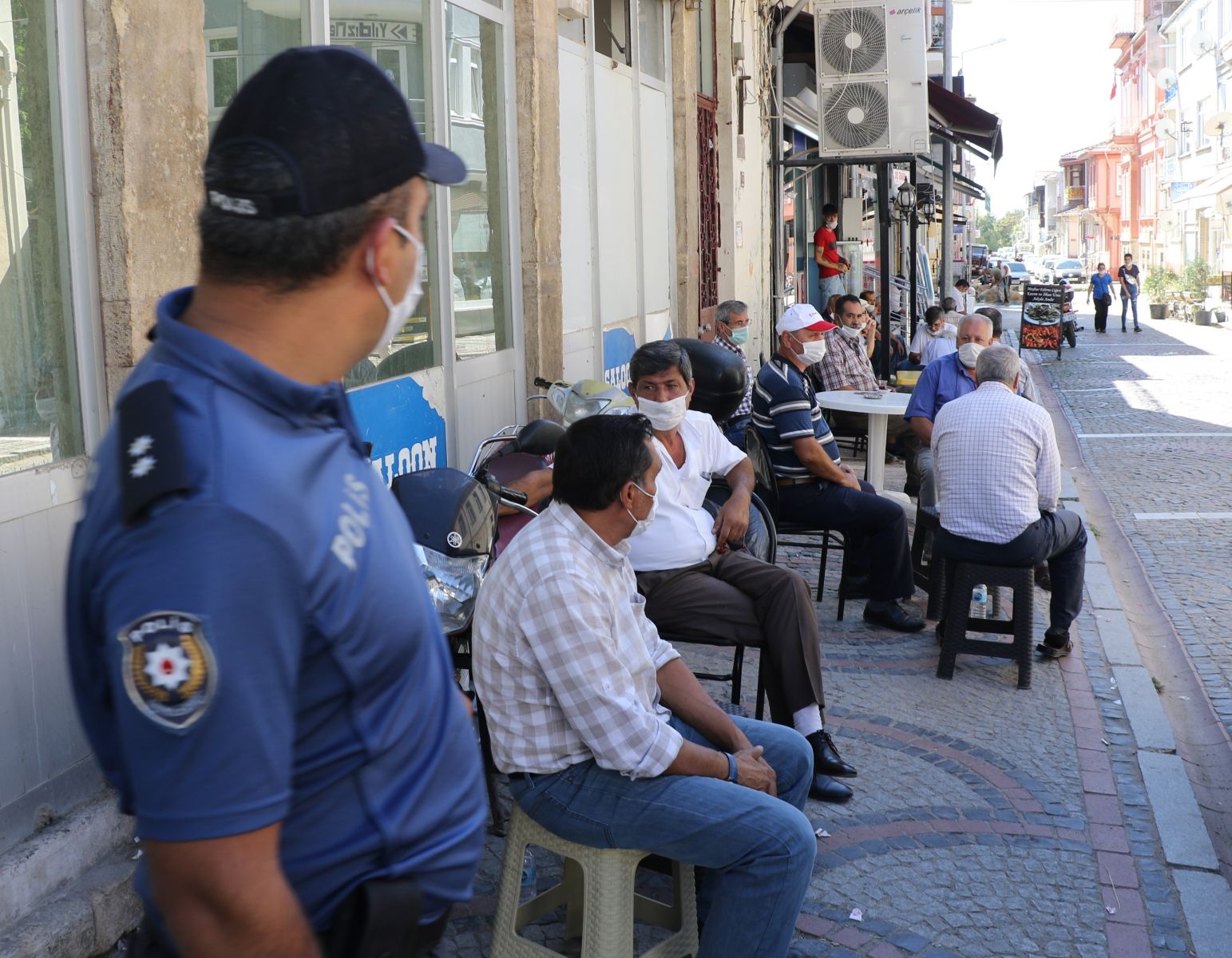 Polisi gören maskesini taktı