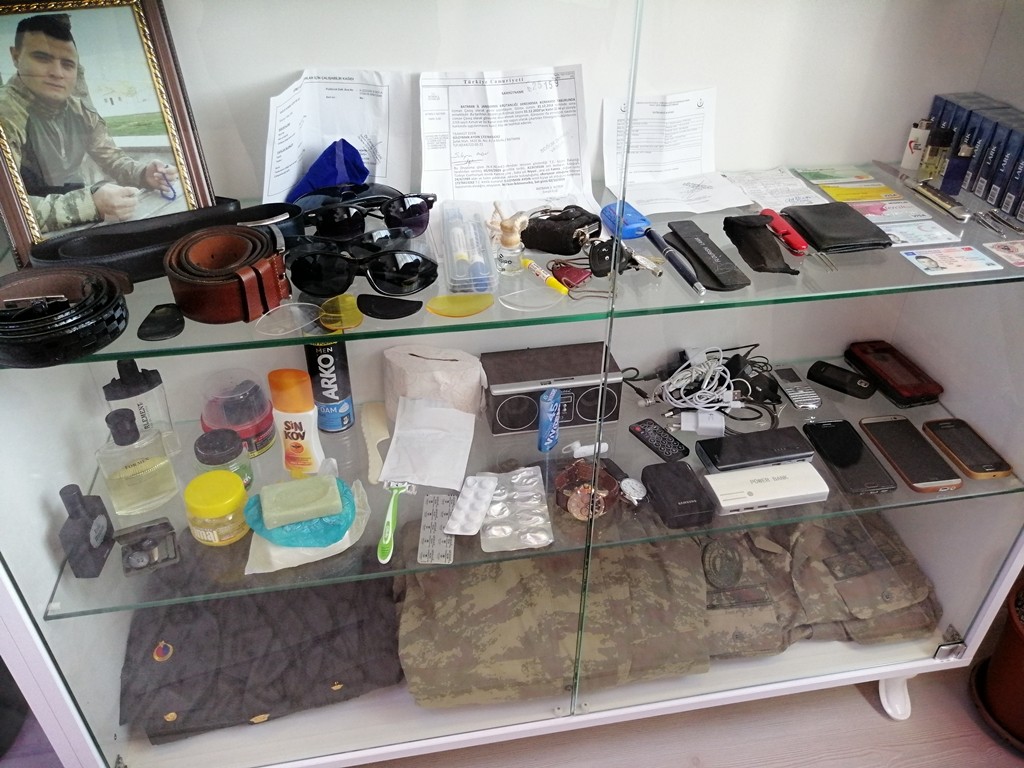 Odasını müzeye çevirdi! Şehit oğlunun hatıralarıyla yaşıyor