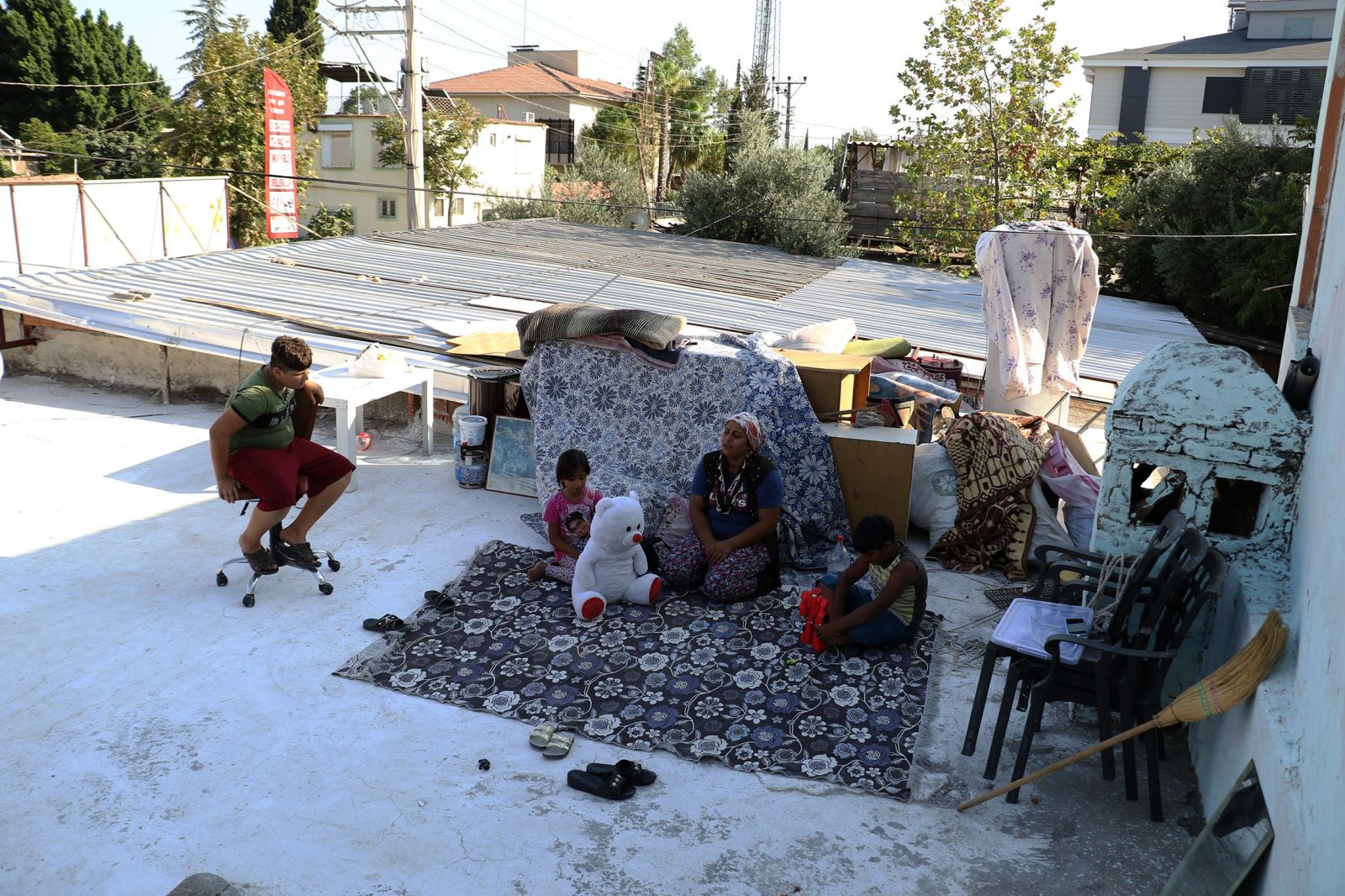 3 çocuklu annenin damdaki çaresizliği