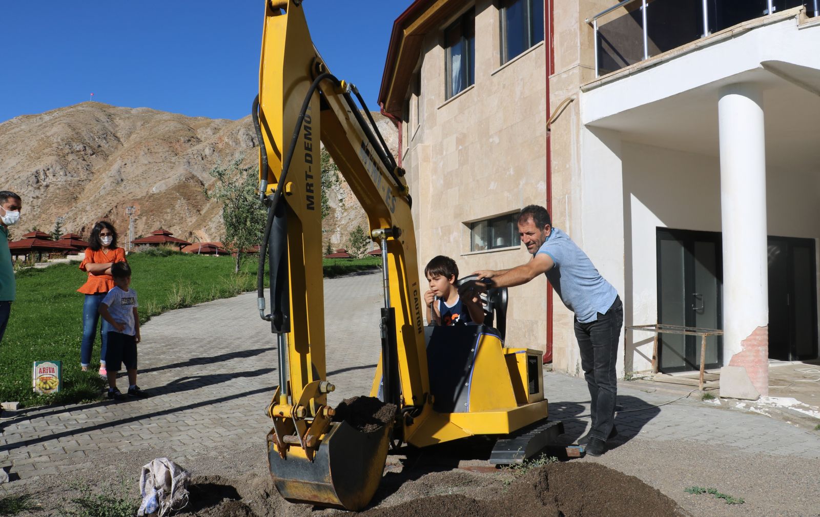 Bu ekskavatörü çocuklar kullanıyor