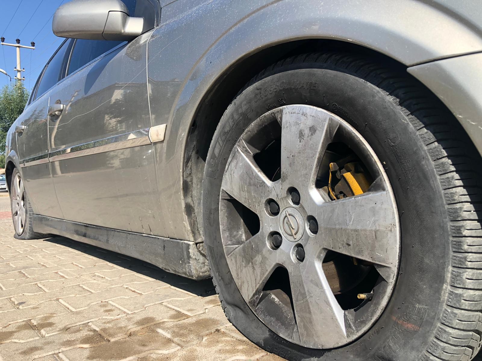 Sabah uyanıp otomobilin yanına gelen aile neye uğradığını şaşırdı