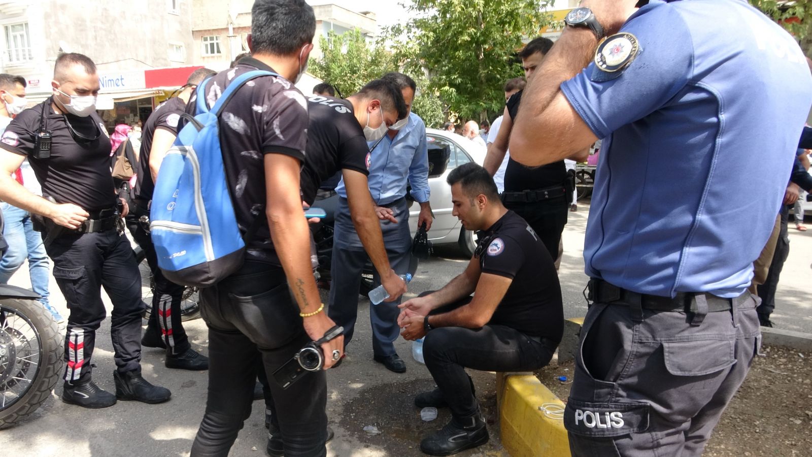 'Dur' ihtarına uymayanların peşine düşen polisler kaza yaptı