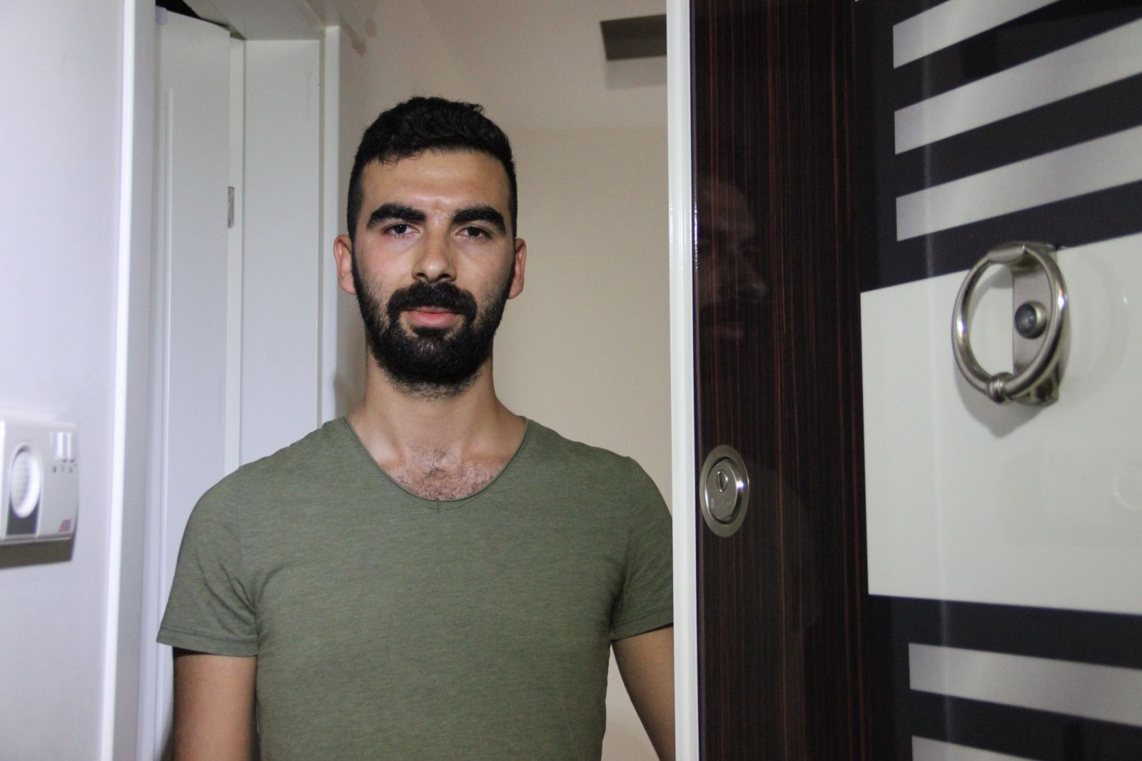 Sinir krizi geçirerek 5. kattan atlamaya kalkan kadını alt kattaki genç kurtardı