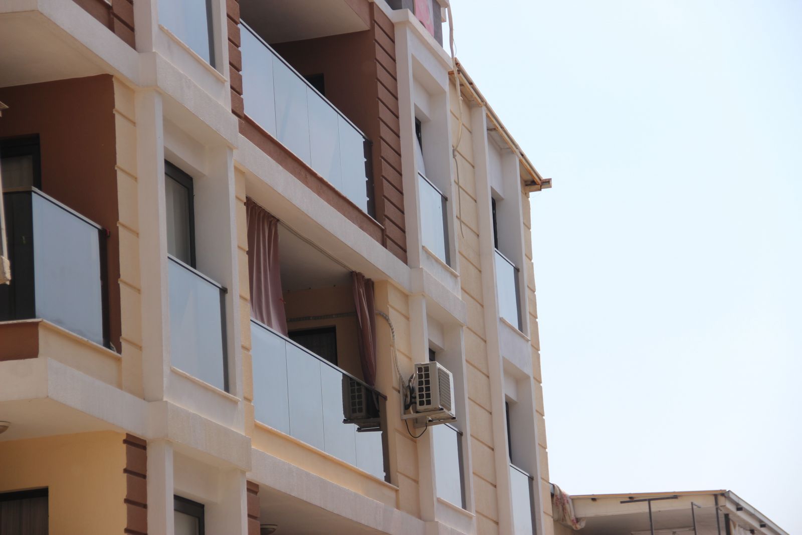 Sinir krizi geçirerek 5. kattan atlamaya kalkan kadını alt kattaki genç kurtardı