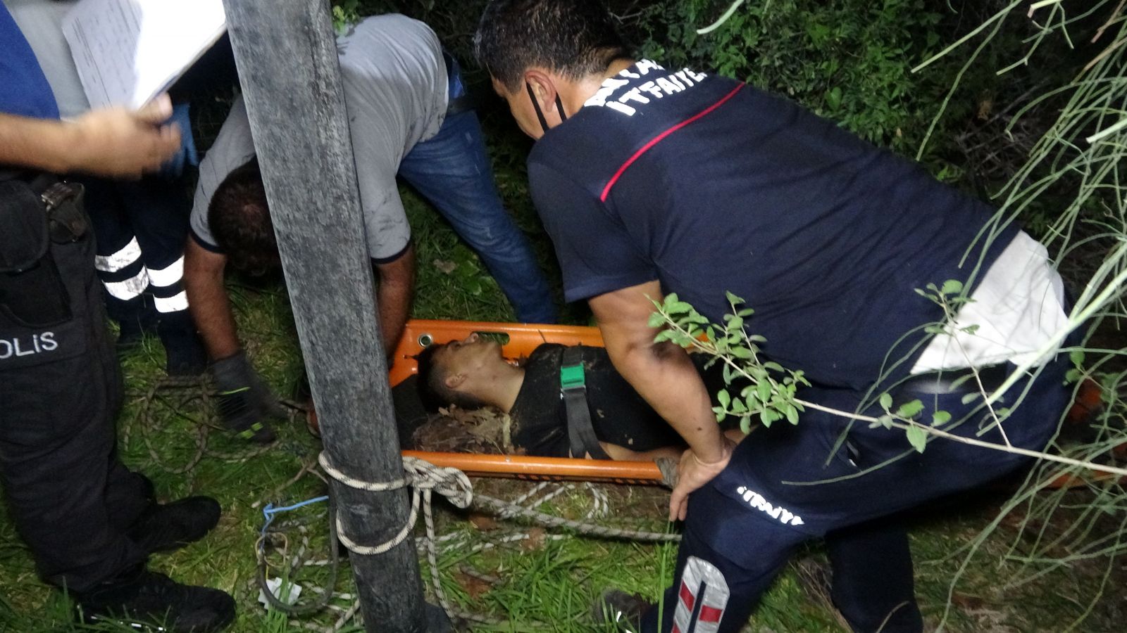 Tuvalet ihtiyacını gidermeye giderken 15 metrelik uçuruma yuvarlandı