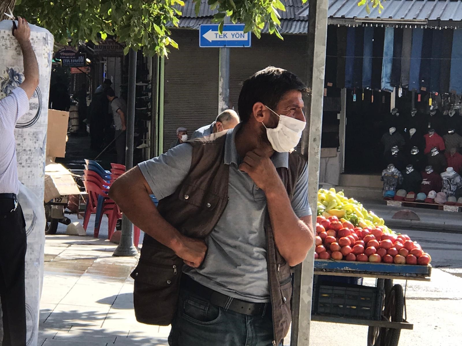 Covidli hasta, karantinayı ihlal etti, meydanda polis tarafından yakalandı