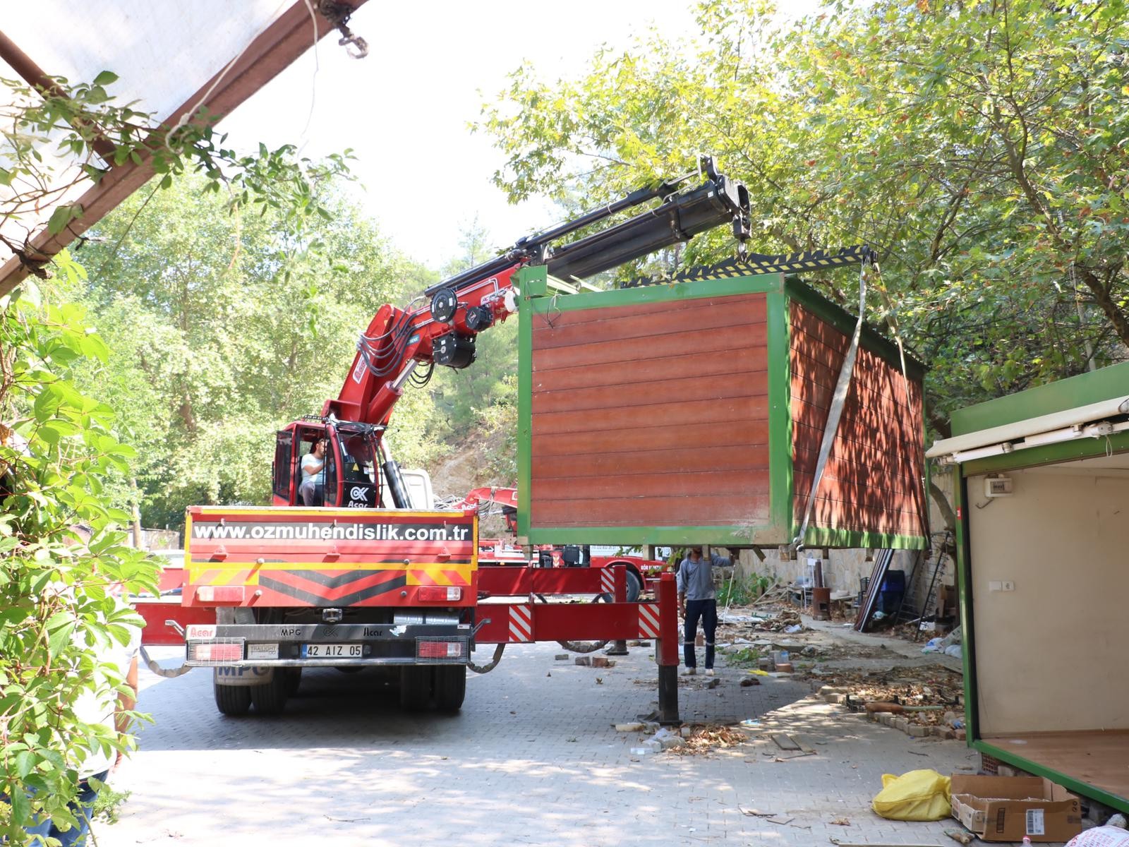 Kadınlar ekmek teknelerinin kaldırılışını gözyaşlarıyla izlediler
