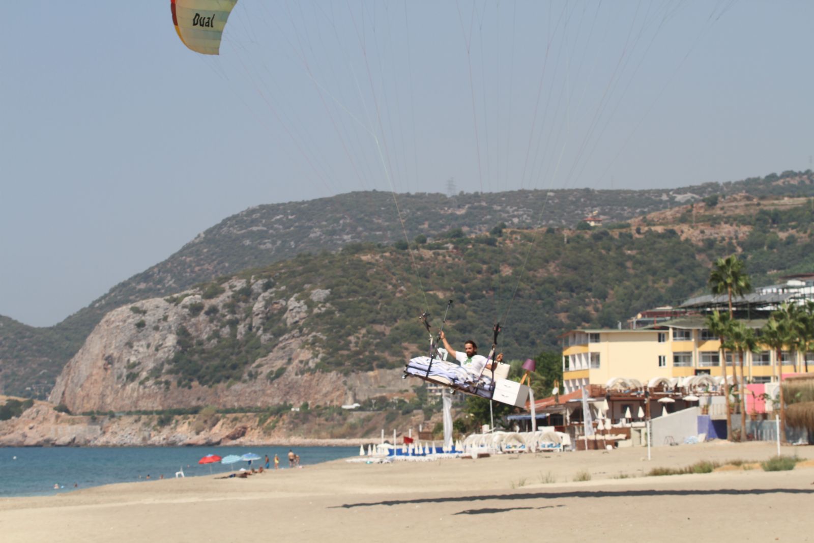 Alanya’da 'yatakla' uçtu, gökyüzünde uyudu