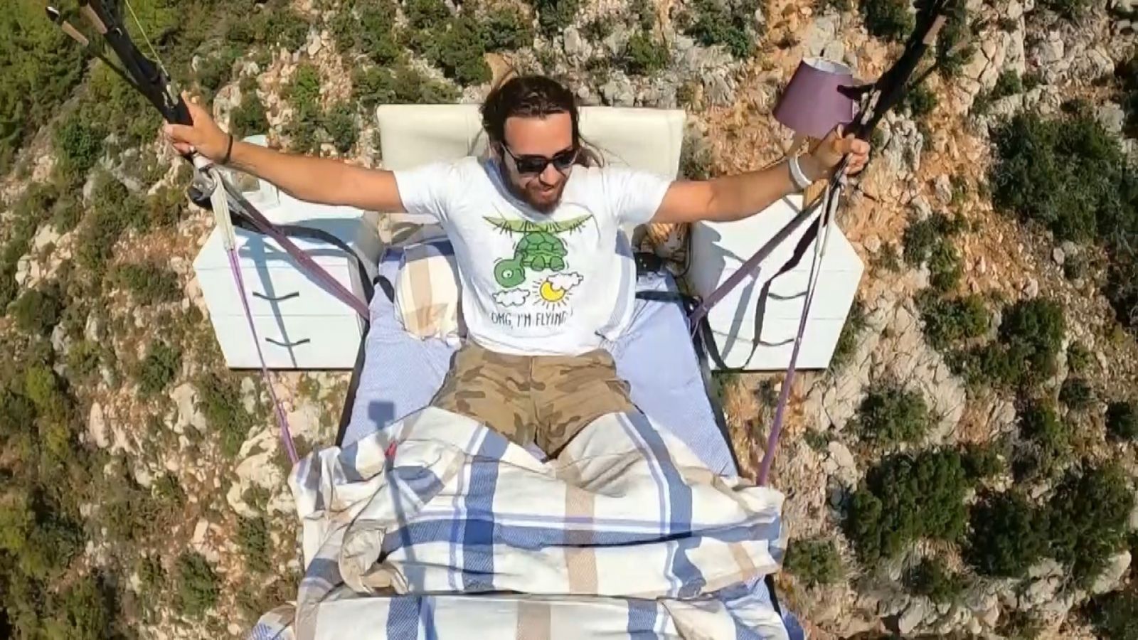 Alanya’da 'yatakla' uçtu, gökyüzünde uyudu