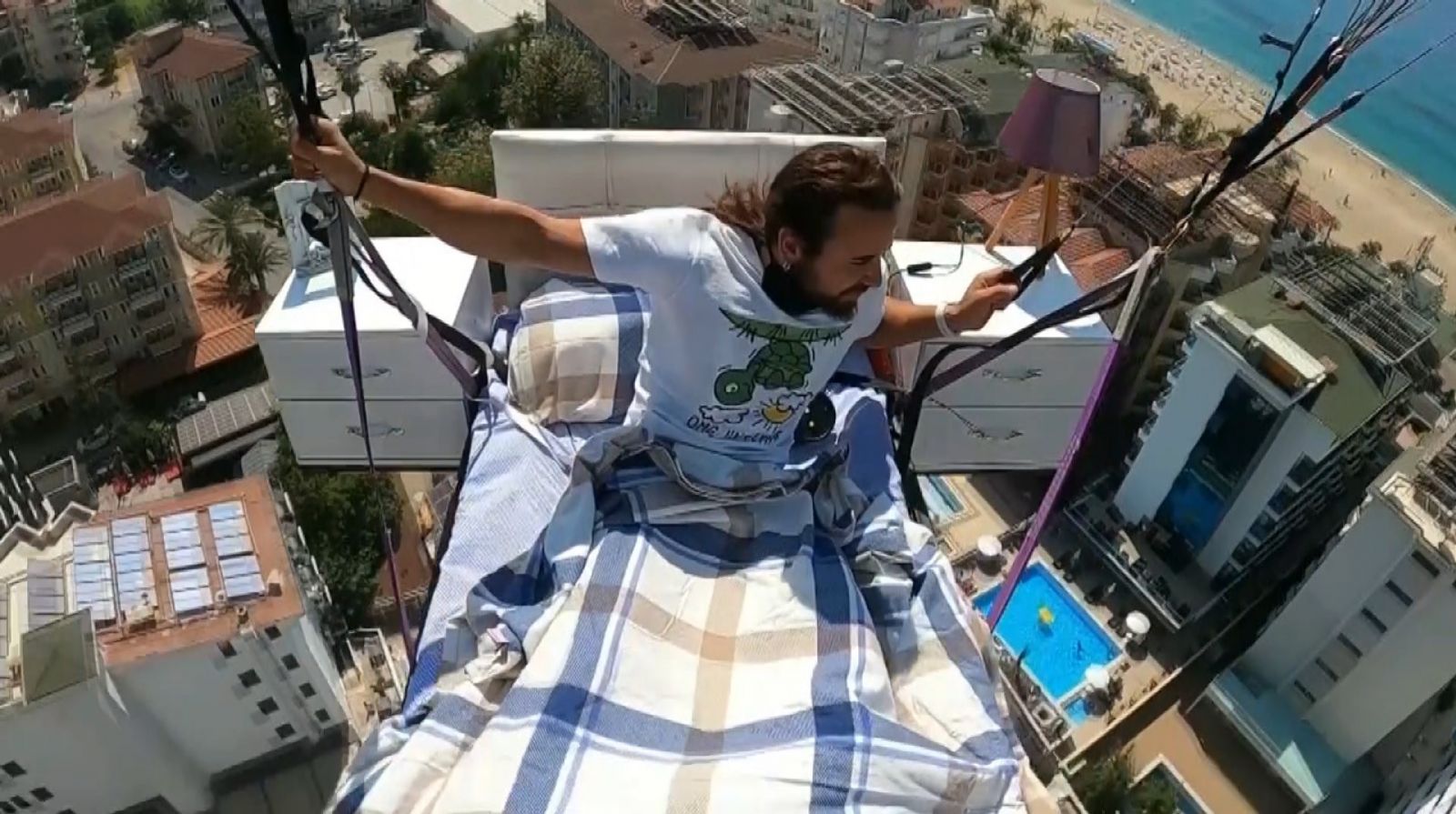 Alanya’da 'yatakla' uçtu, gökyüzünde uyudu