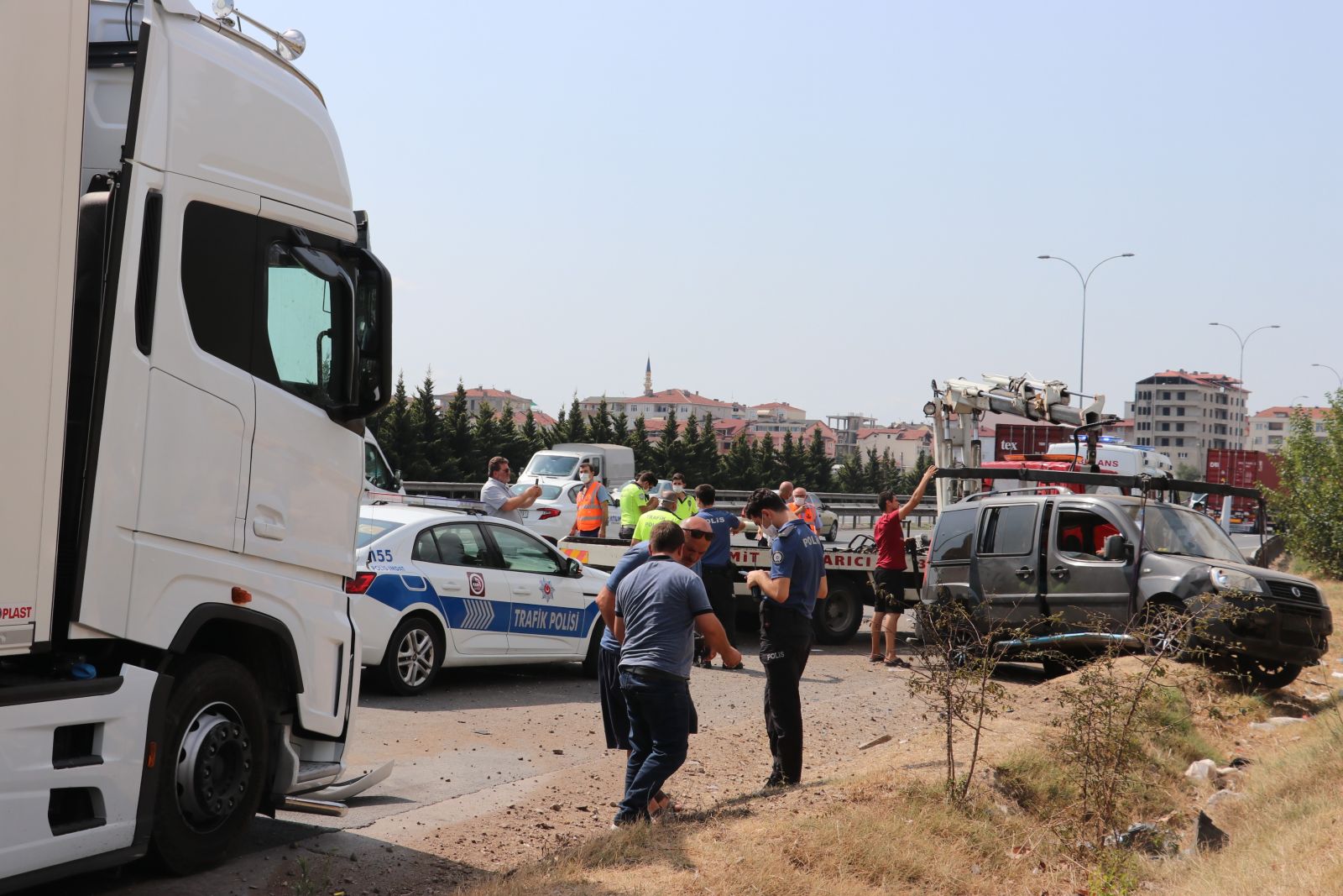 TEM Otoyolu’nda can pazarı: 2’si çocuk 6 yaralı