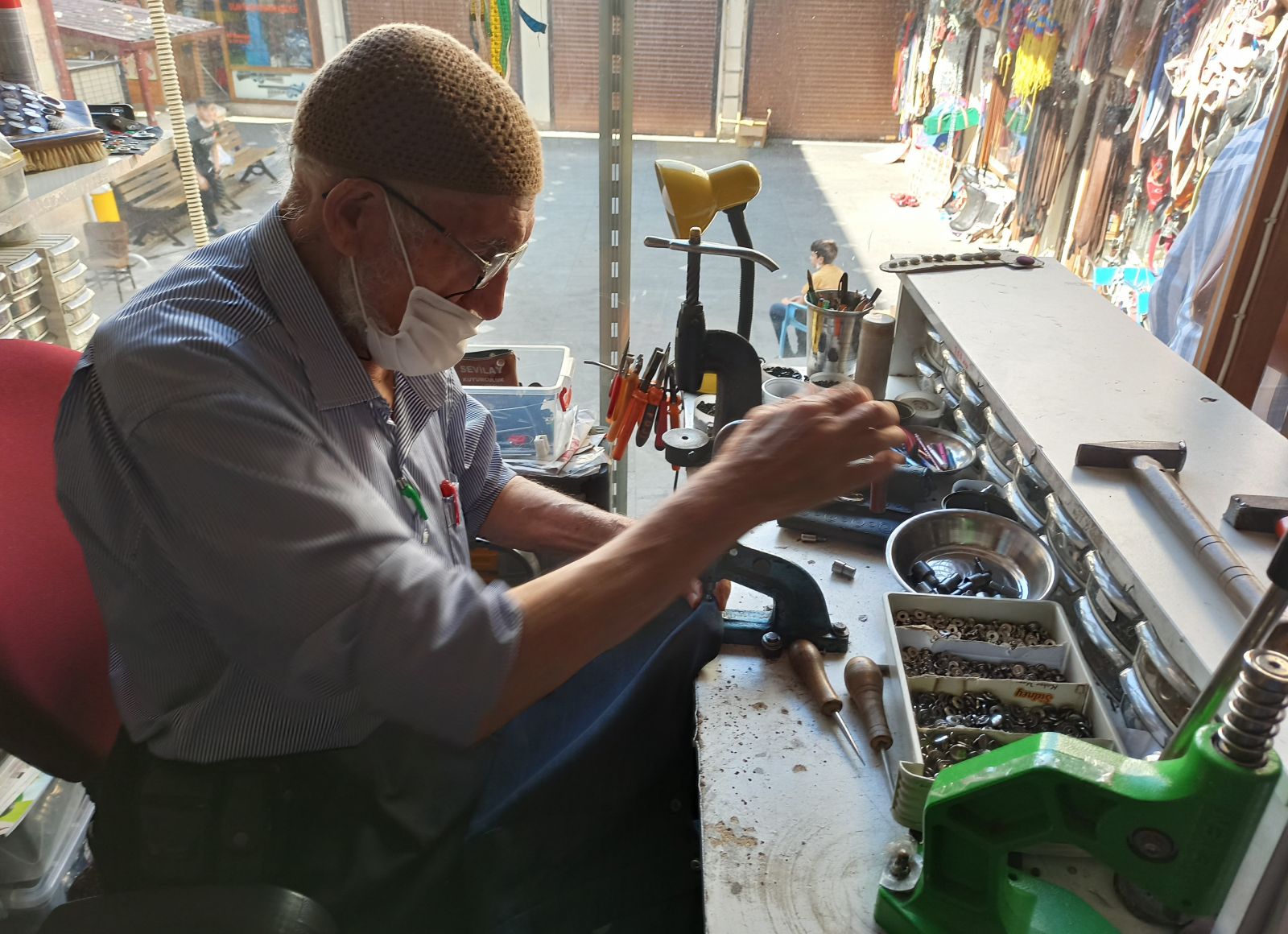 82 yaşında ekmeğinin peşinde