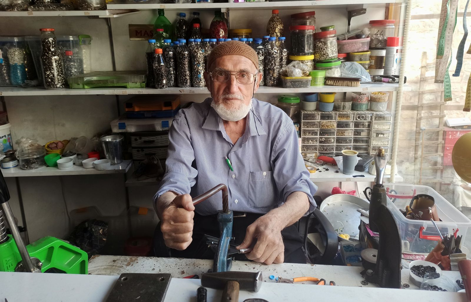 82 yaşında ekmeğinin peşinde