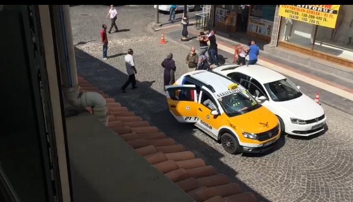 Yol verme tartışması meydan kavgasına dönüştü, koronavirüs tedbirleri unutuldu