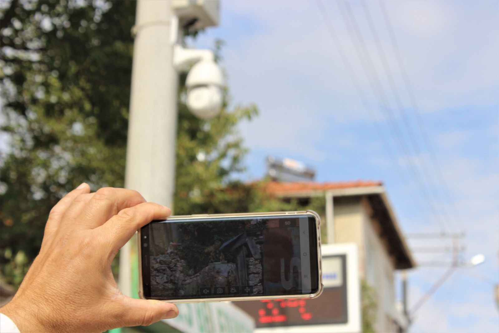 Hırsız ve definecilerden bıktı, köye Mobese sistemi kurdu