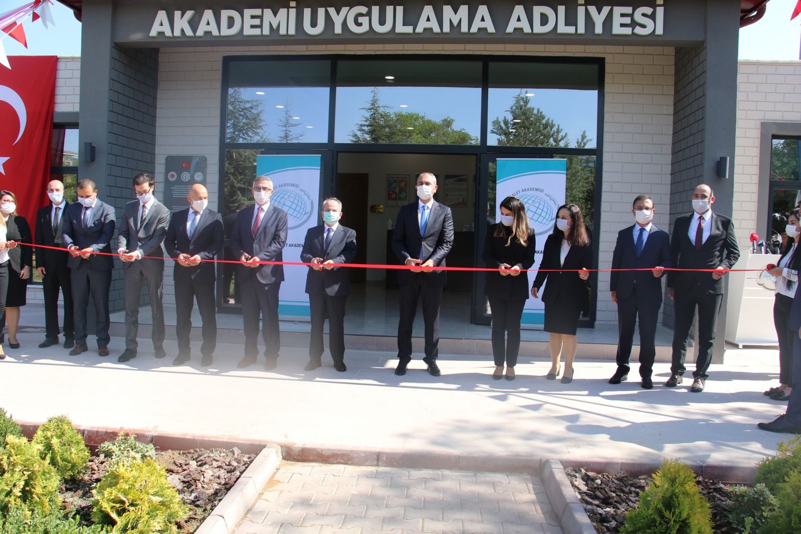 Adalet Bakanı Gül: Kimsenin mahkemeleri etkilemeye, tesir altına almaya hakkı ve yetkisi yoktur