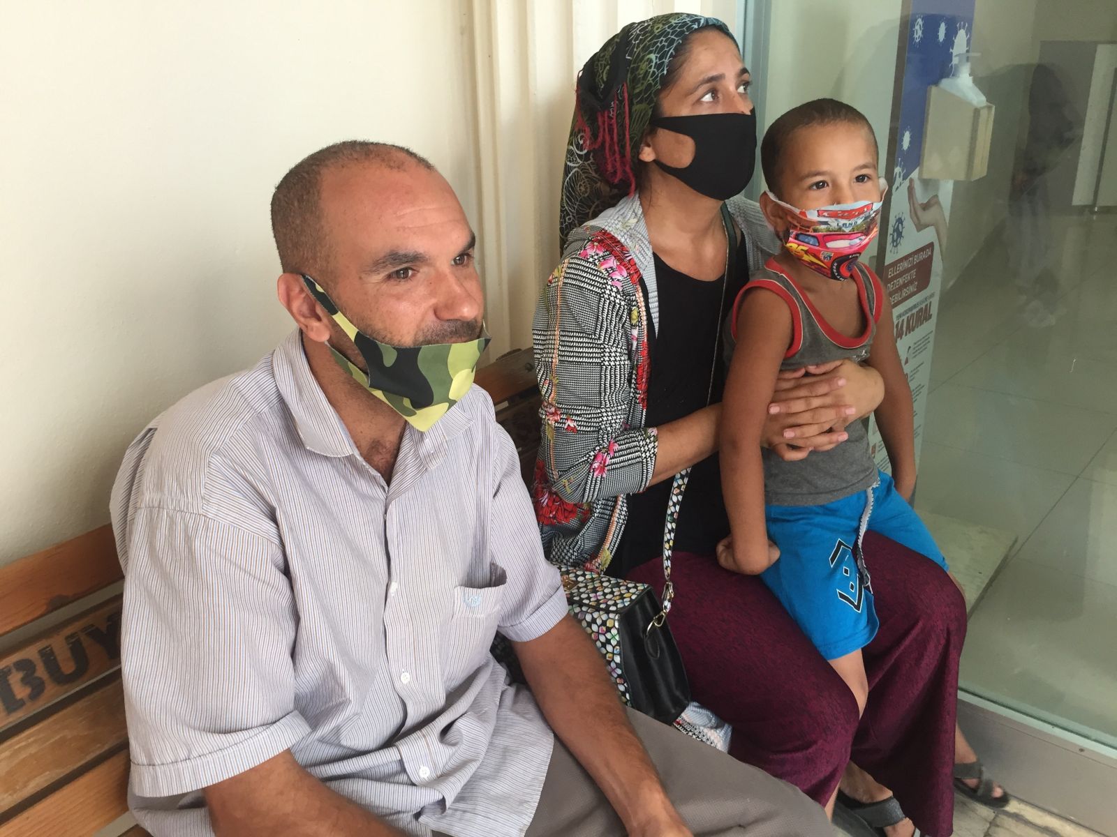 Çocukları pencereye kelepçeleyip, böbreklerini satmakla tehdit etti