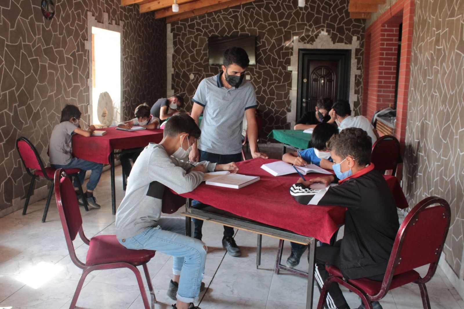 Koronavirüs nedeniyle kapattığı çay ocağını eğitim yuvasına dönüştürdü