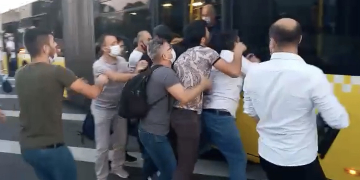 Metrobüs durağında meydan kavgası! Sevgilisine bakan şahsa saldırdı