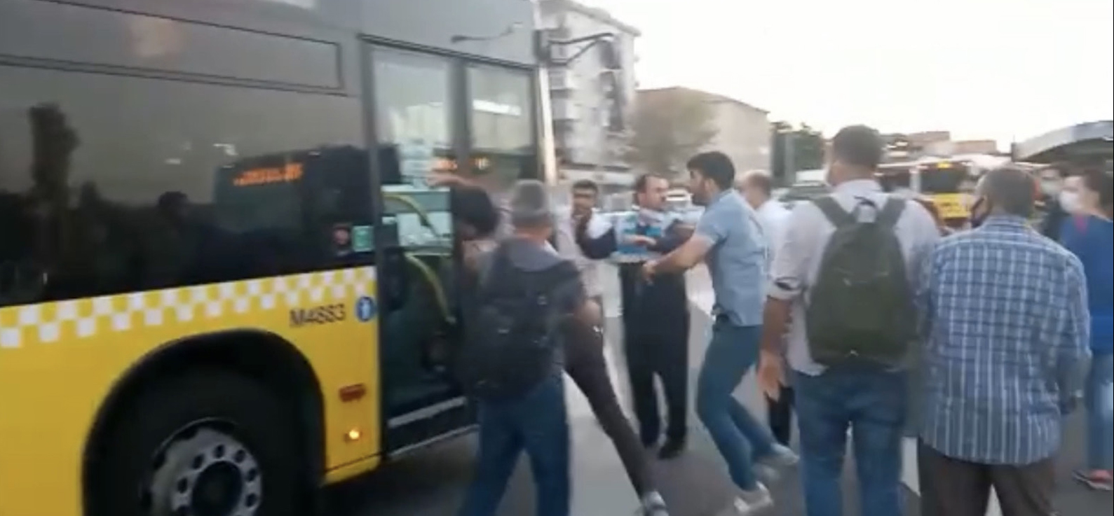 Metrobüs durağında meydan kavgası! Sevgilisine bakan şahsa saldırdı
