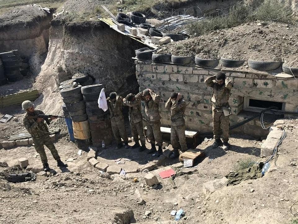 Ermeni askerleri beyaz bayrakla teslim oldu Ermeni askerleri beyaz bayrakla teslim oldu