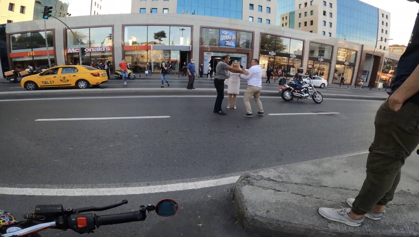 İstanbul’un göbeğinde yumruklu trafik kavgası