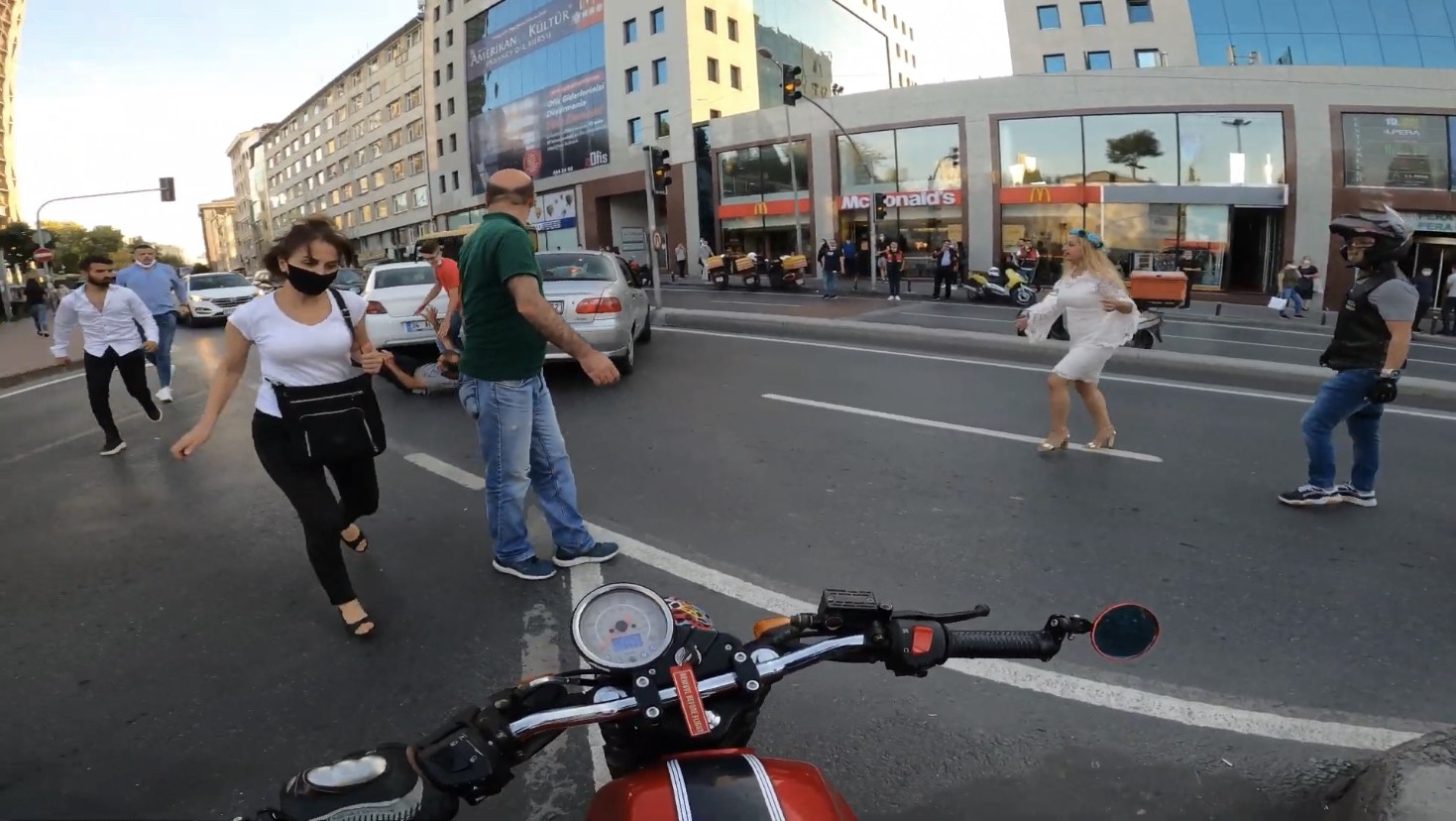 İstanbul’un göbeğinde yumruklu trafik kavgası