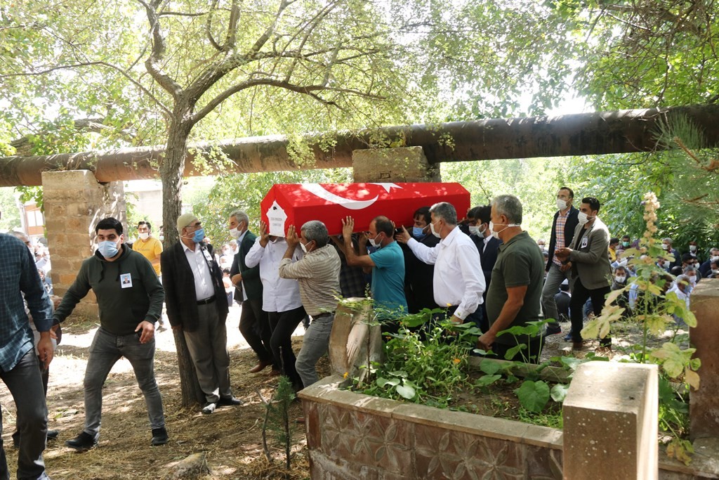 Eski Bakan Zeki Ergezen memleketi Ahlat’ta toprağa verildi
