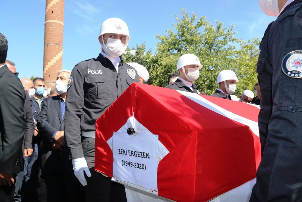 Eski Bakan Zeki Ergezen memleketi Ahlat’ta toprağa verildi