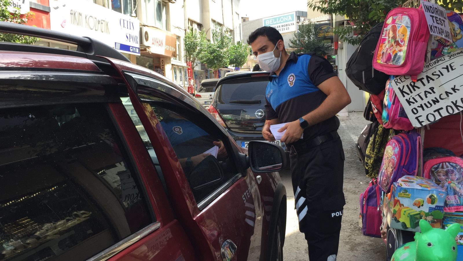 Polisler ceza makbuzu şeklindeki broşürlerle hırsızlığa dikkat çekti