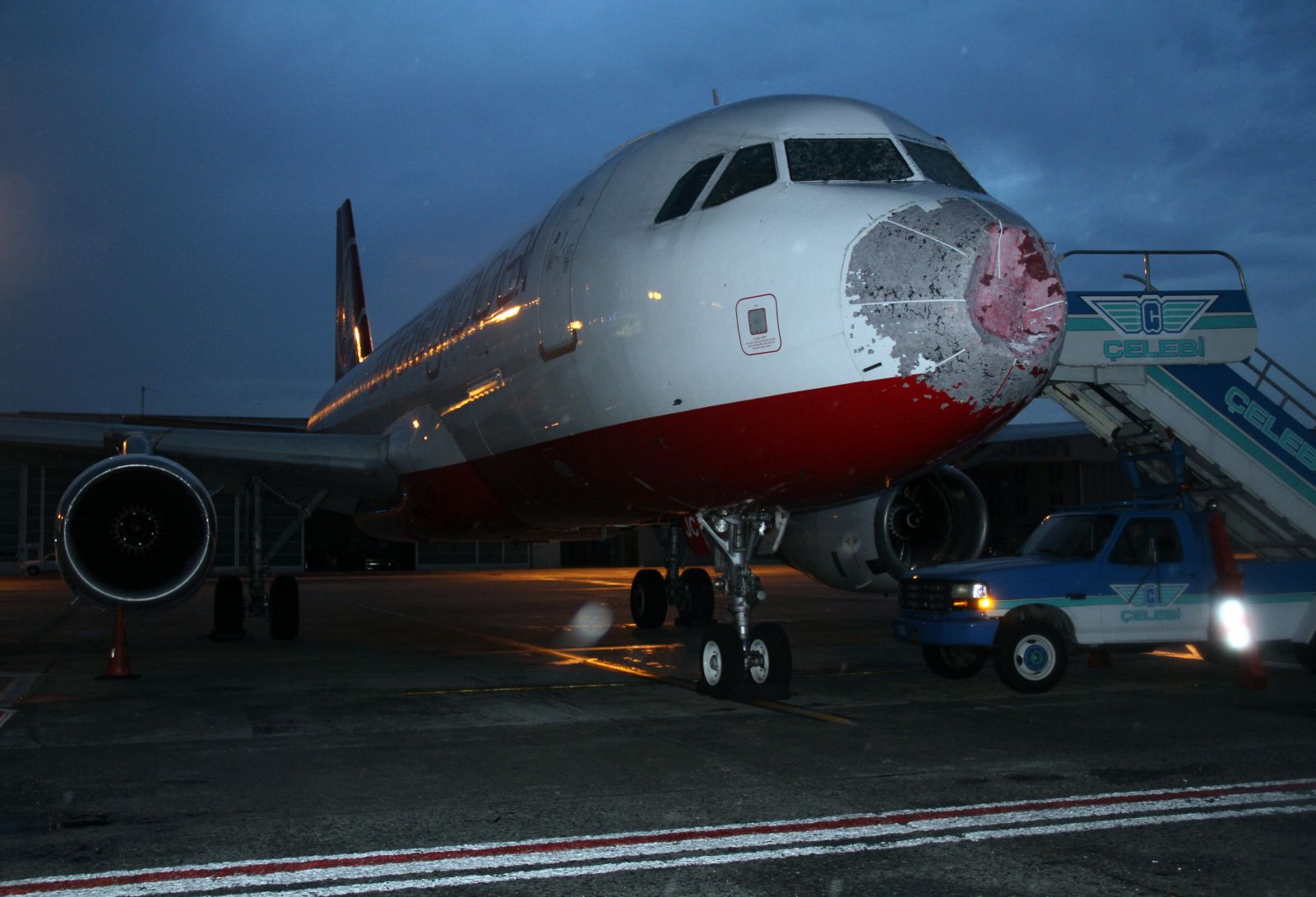 Doluya tutulan uçağın burnu parçalandı, kokpit camı çatladı