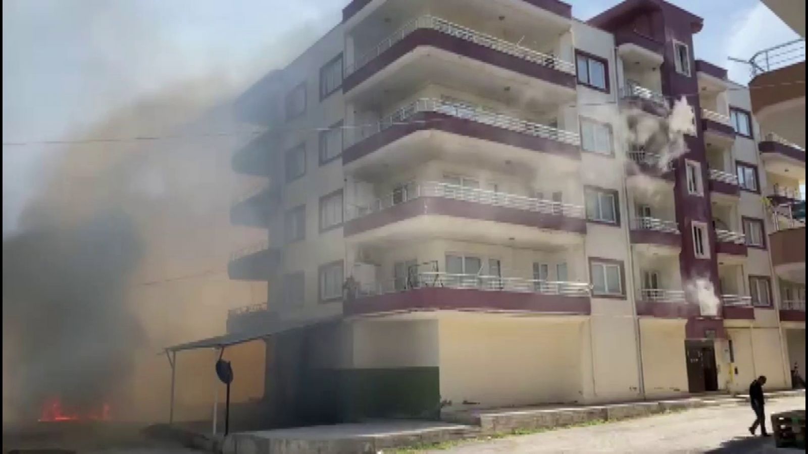 Hatay'daki orman yangını üç ilçeyi yaktı