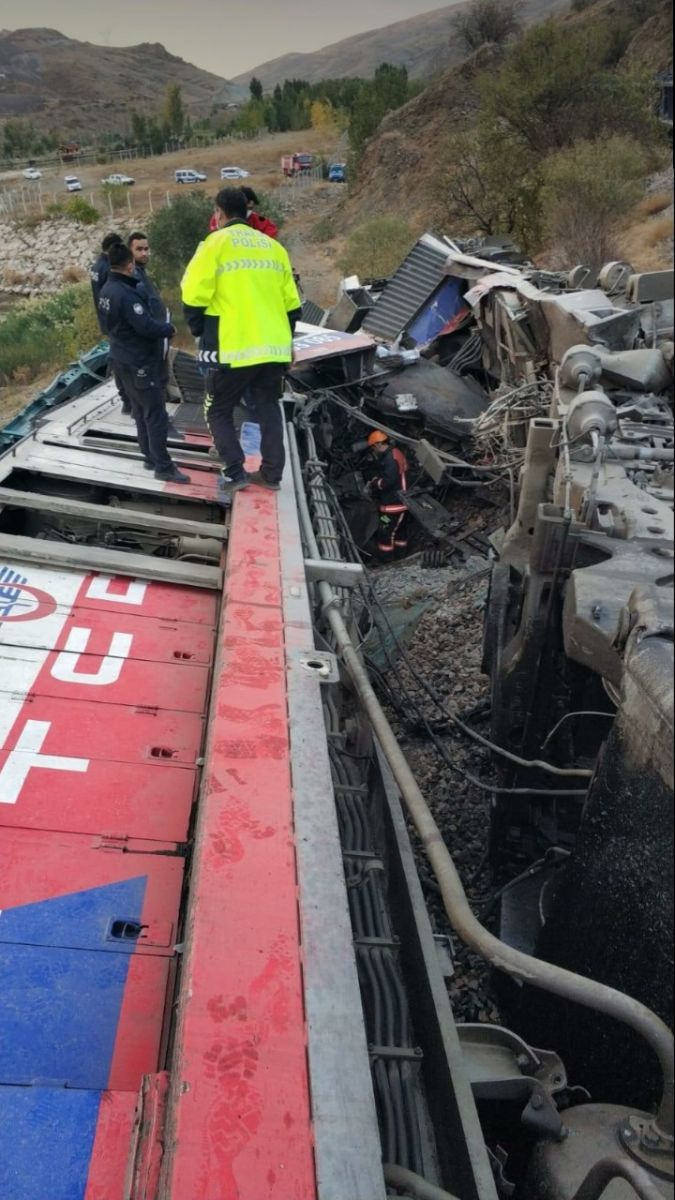 Ankara'da iki yük treni kafa kafaya çarpıştı: 2 ölü