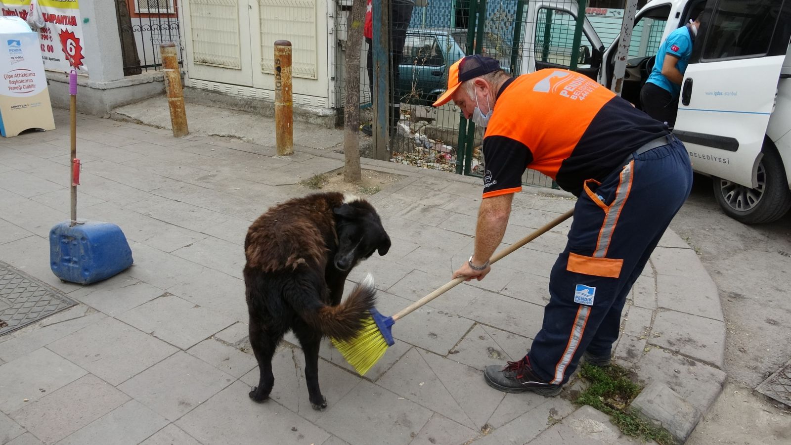Temizlik işçisiyle sokak köpeğinin iç ısıtan görüntüsü