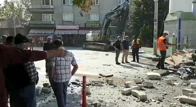 Minare böyle yıkıldı! Film gibi izlediler