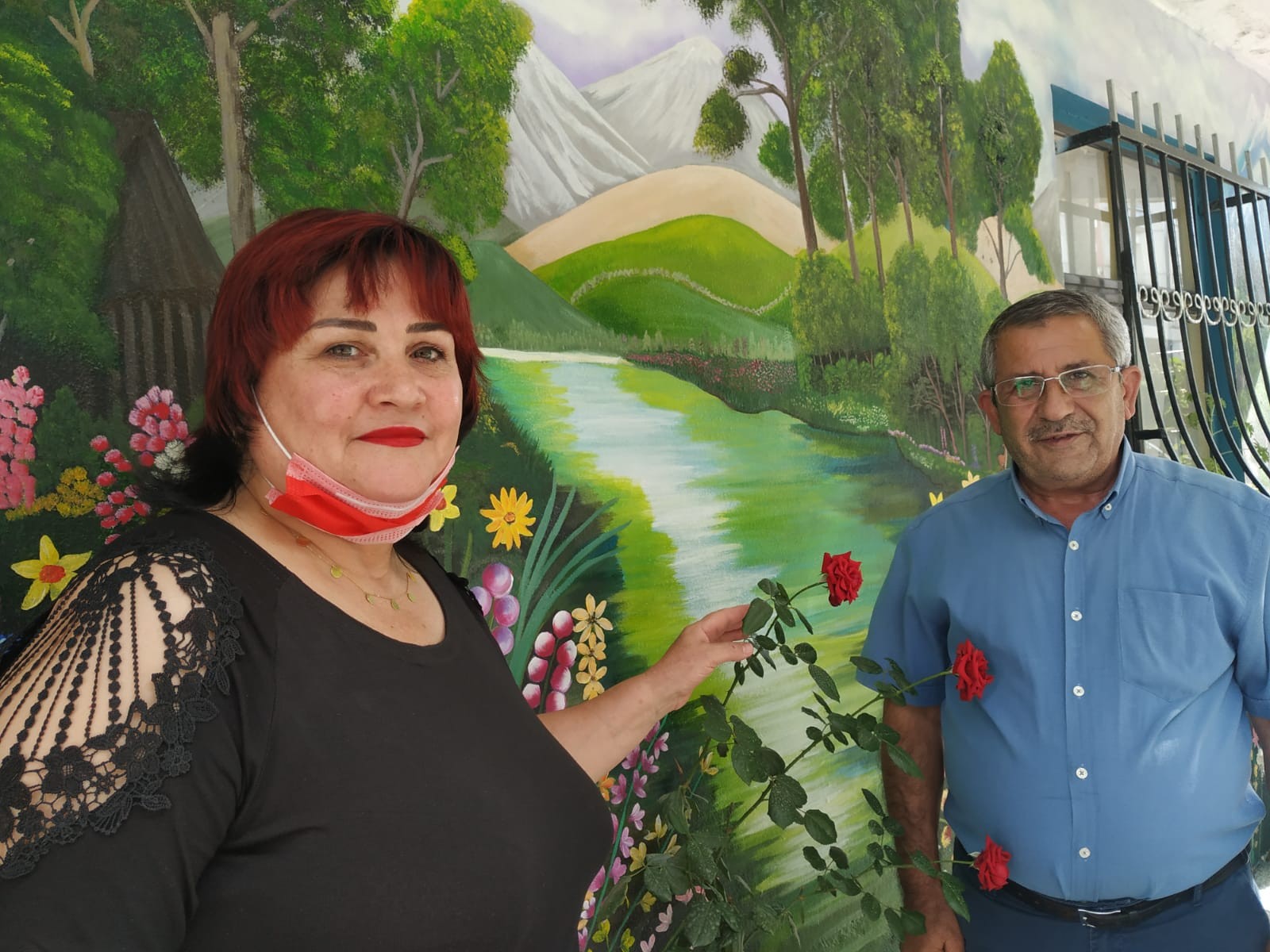 Rus ressam evinin duvarına yaptığı çizimlerle ilgi odağı oldu