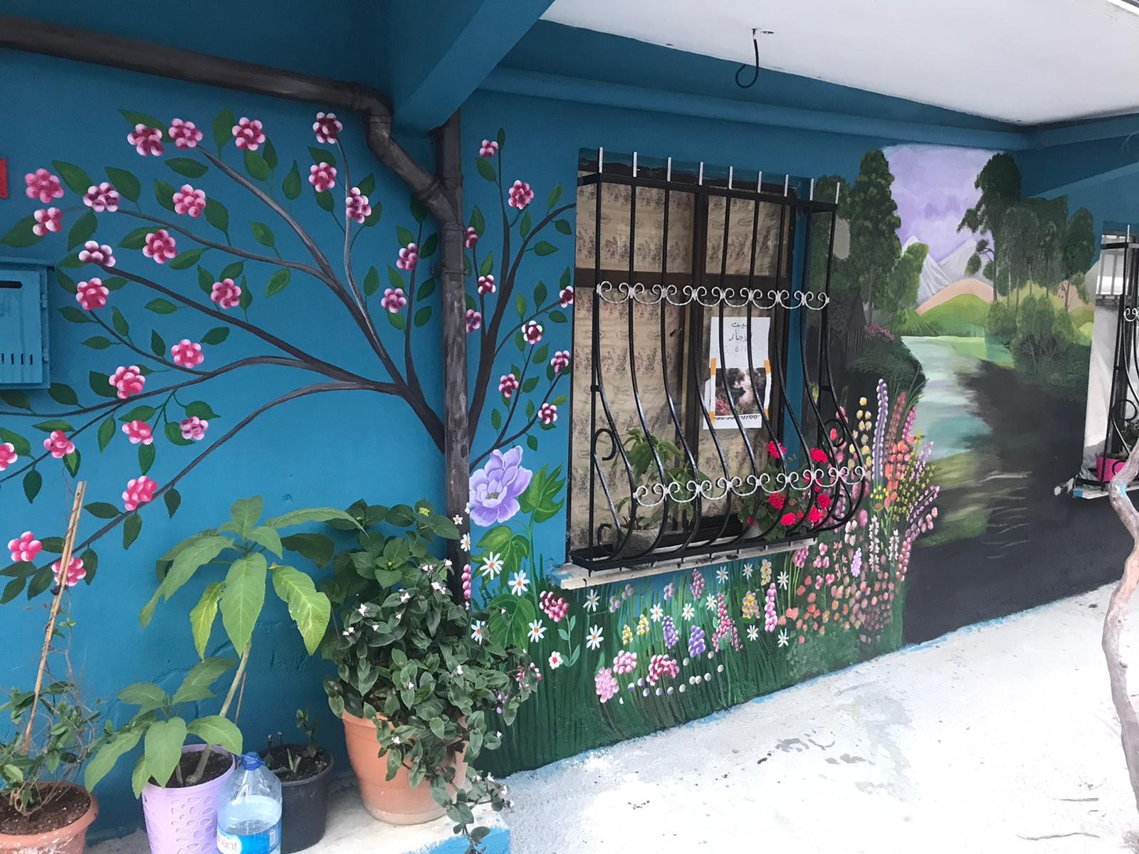 Rus ressam evinin duvarına yaptığı çizimlerle ilgi odağı oldu