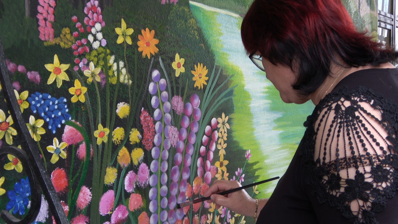 Rus ressam evinin duvarına yaptığı çizimlerle ilgi odağı oldu