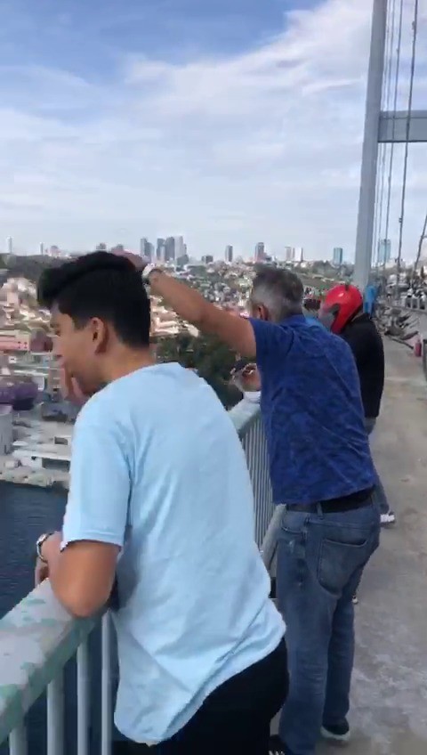 Taksiyi durdurup köprüden atlayarak, intihar etti Taksiyi durdurup köprüden atlayarak, intihar etti